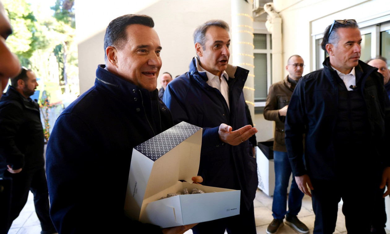 Επίσκεψη Μητσοτάκη στο Τζάνειο – Ο Γεωργιάδης στο πλευρό του, μοίραζε γλυκά σε νοσηλευτές & ασθενείς