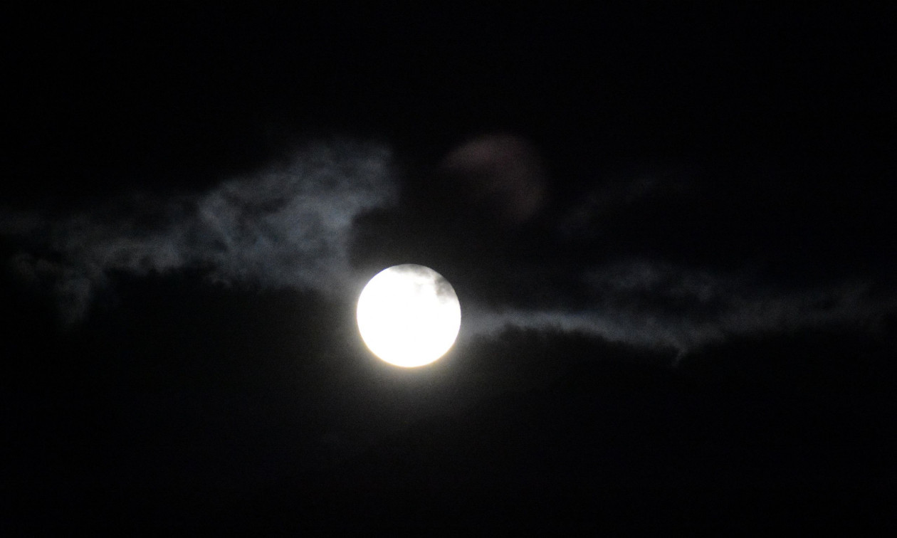 Πανσέληνος Ιανουαρίου 2026: Πότε εμφανίζεται – Γιατί ονομάζεται και «Φεγγάρι του Λύκου»