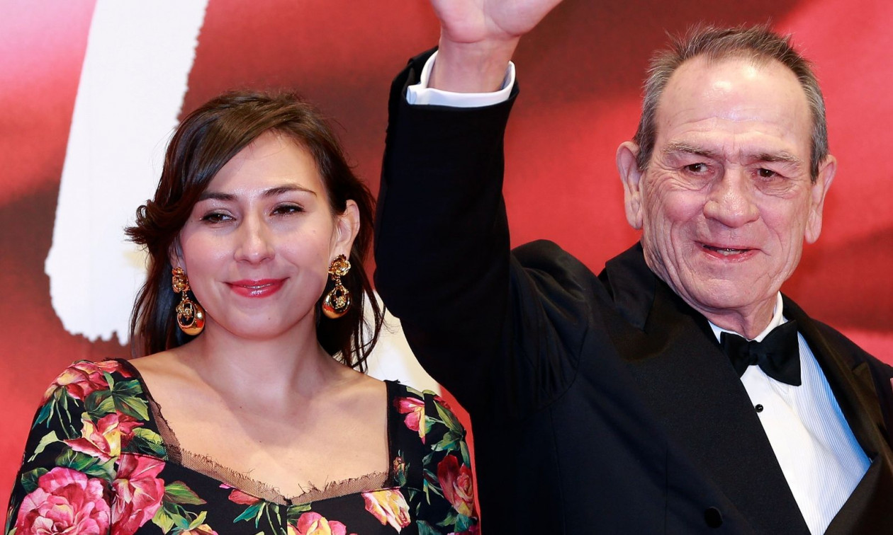 Θλίψη για τη Βικτόρια Τζόουνς: Η «σιωπηλή» ζωή δίπλα στον πατέρα της και το τραγικό τέλος