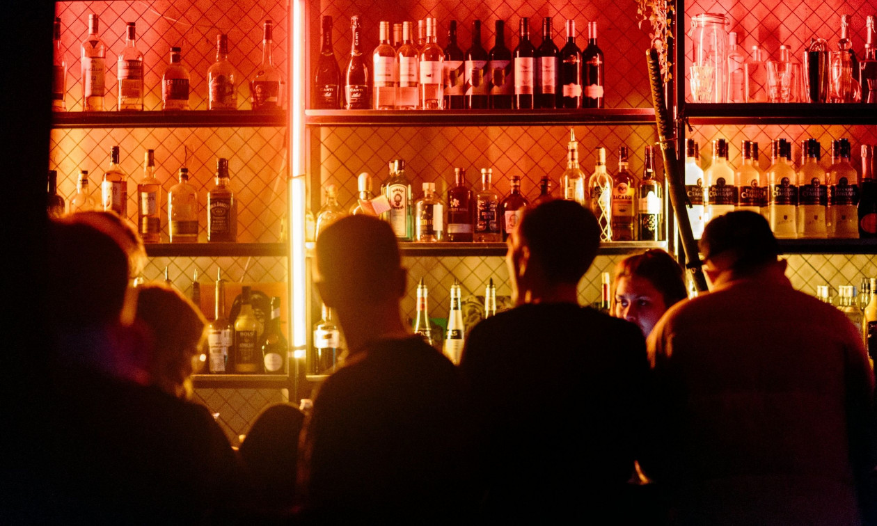 Θεσσαλονίκη: Παρενόχλησε 20χρονη μέσα σε μπαρ κι εκείνη τον έδειρε μαζί με τον σύντροφό της