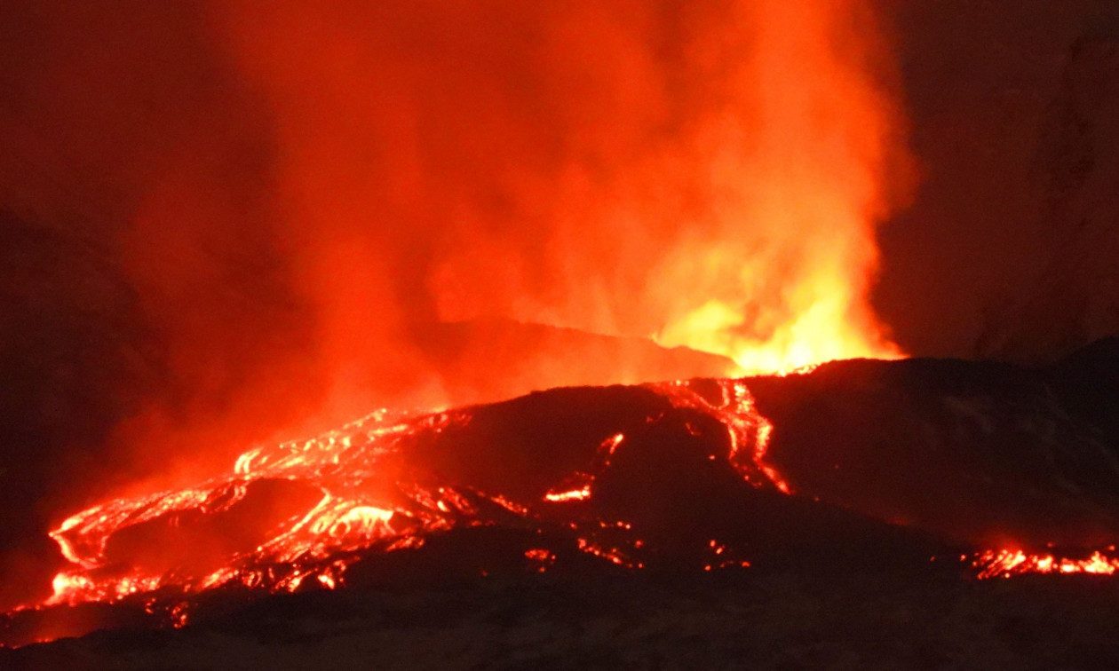 «Ξύπνησε» ξανά η Αίτνα: Νέα έκρηξη του ηφαιστείου ανήμερα της Πρωτοχρονιάς – Εντυπωσιακές εικόνες