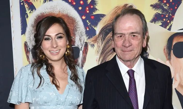 Τόμι Λι Τζόουνς: Νέα στοιχεία για τον μυστηριώδη θάνατο της κόρης του – Πώς βρέθηκε αναίσθητη