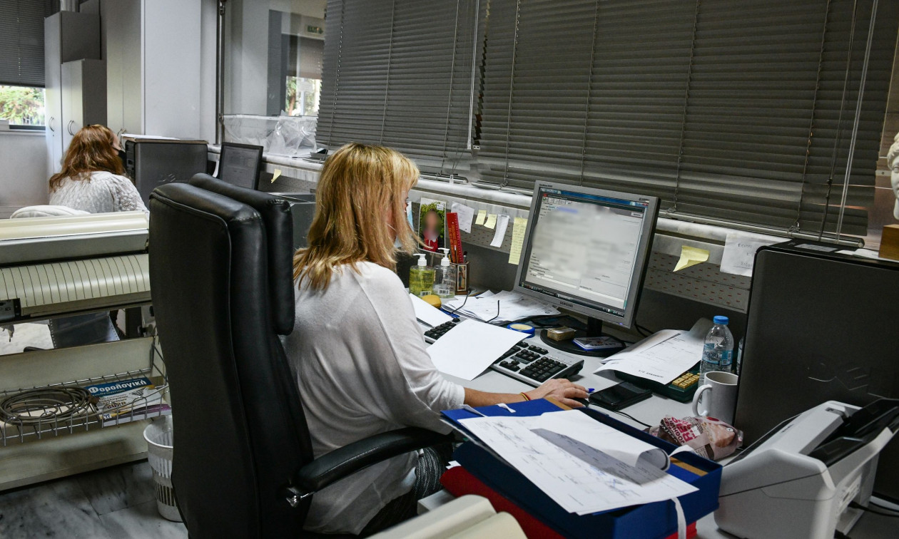 Δημόσιοι υπάλληλοι: Πόσο αυξάνονται οι αποδοχές τους με τις νέες φοροαπαλλαγές – παραδείγματα