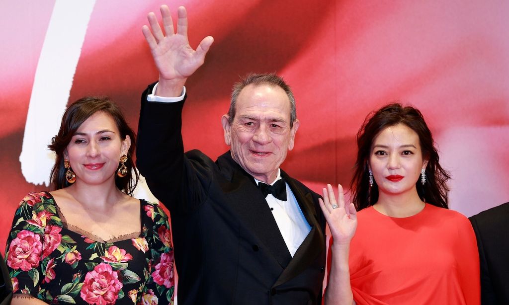 Τόμι Λι Τζόουνς: Σπάει τη σιωπή του μετά τον θάνατο της Βικτόρια – «Σεβαστείτε την ιδιωτικότητά μας»