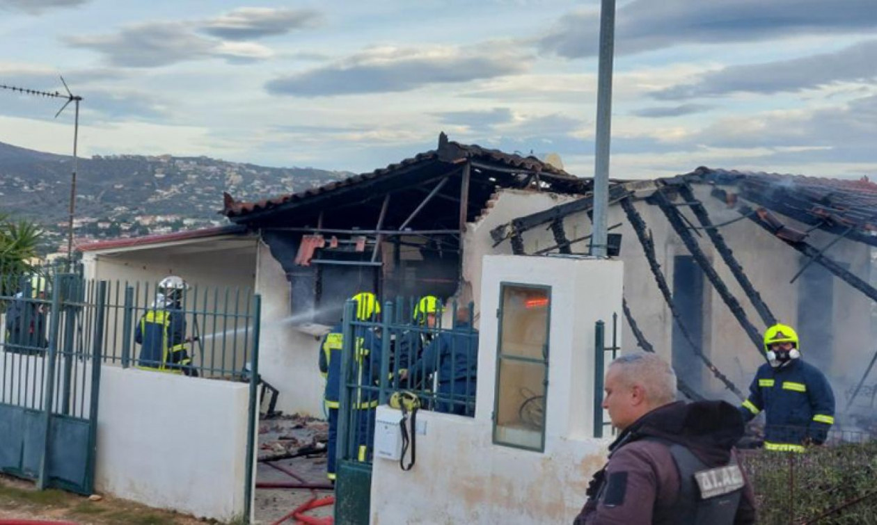 Φωτιά σε μονοκατοικία στη Ραφήνα – Πληροφορίες για εγκλωβισμένο άτομο
