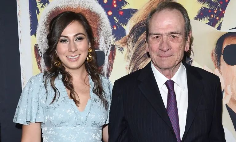 Η κόρη του Τόμι Λι Τζόουνς «τακτική» στο αστυνομικό τμήμα – Φωτογραφία 6 μήνες πριν από το θάνατο