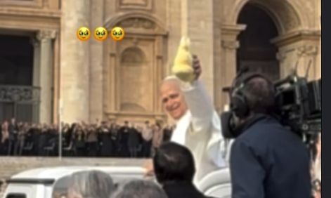 Viral o Πάπας Λέων – Του χάρισαν «αγαπημένη καραμέλα στη γη»
