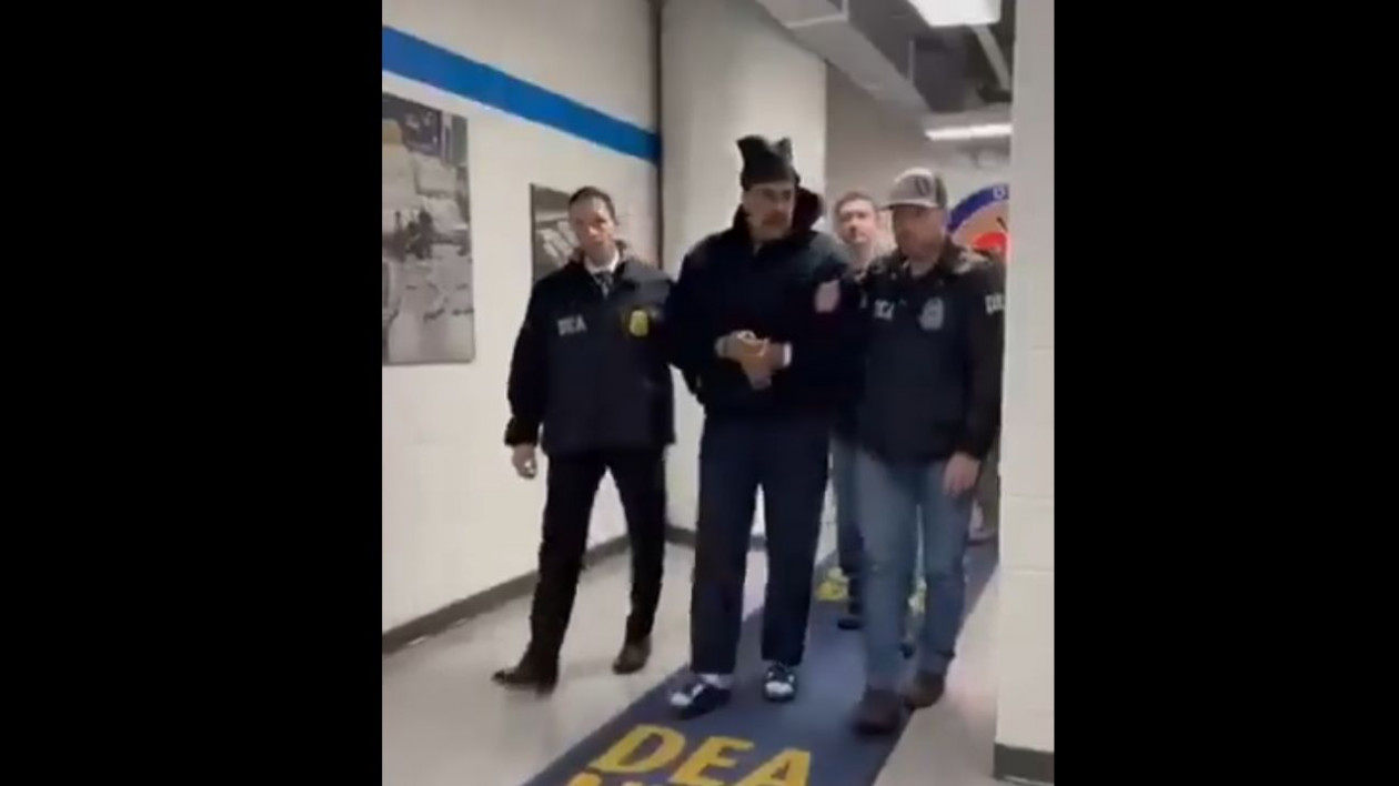 Σιδηροδέσμιος ο Μαδούρο μετά τη σύλληψή του – Του πήραν αποτυπώματα στη Δίωξη ναρκωτικών