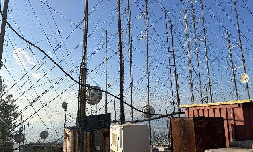 «Είναι σαμποτάζ κατά 99% – Άγνωστος πομπός στόχευσε την κεντρική κεραία της Αττικής»