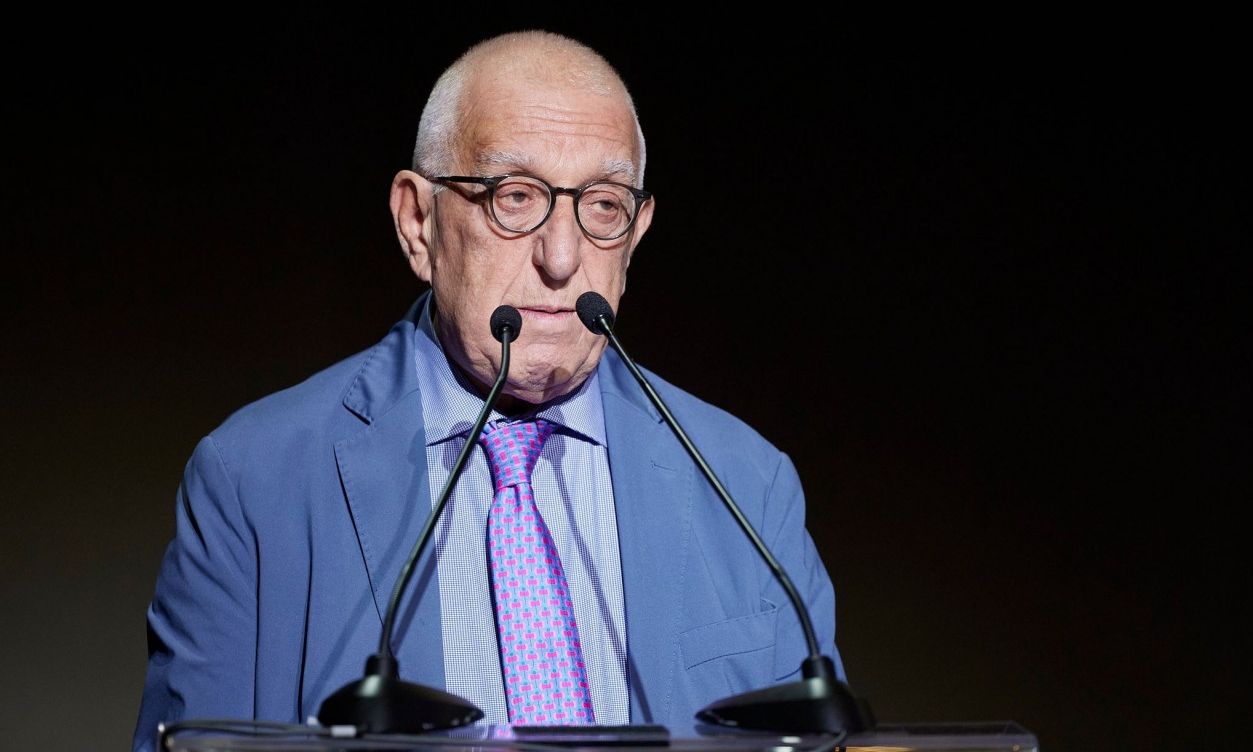 Ο πρόεδρος της Βουλής Νικήτας Κακλαμάνης αποχαιρετά τον Γιώργο Παπαδάκη