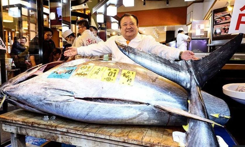 Ιστορικό ρεκόρ στη διάσημη ιχθυαγορά του Τόκιο: Πόσο πουλήθηκε ο πρώτος τόνος της χρονιάς