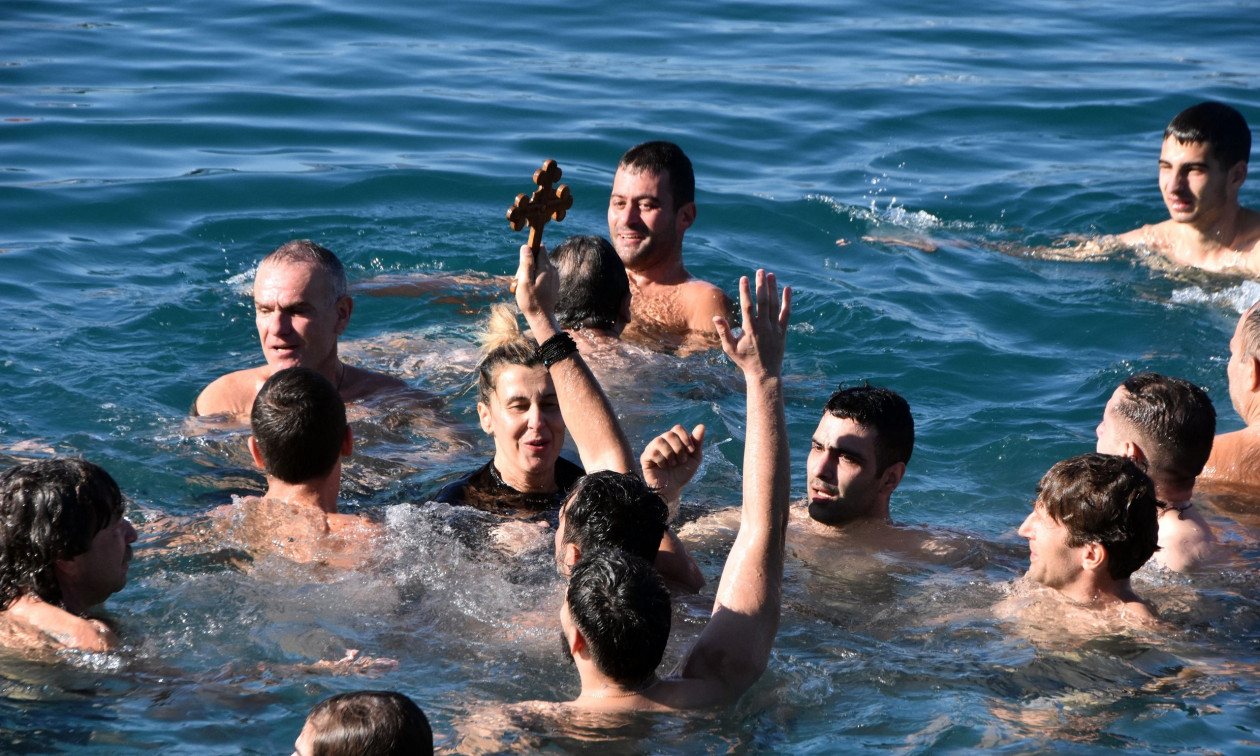 Θεοφάνια: Από τους «Αράπηδες» στα «Φωτοκόλυβα» – Αυτά είναι τα έθιμα σε όλη την Ελλάδα