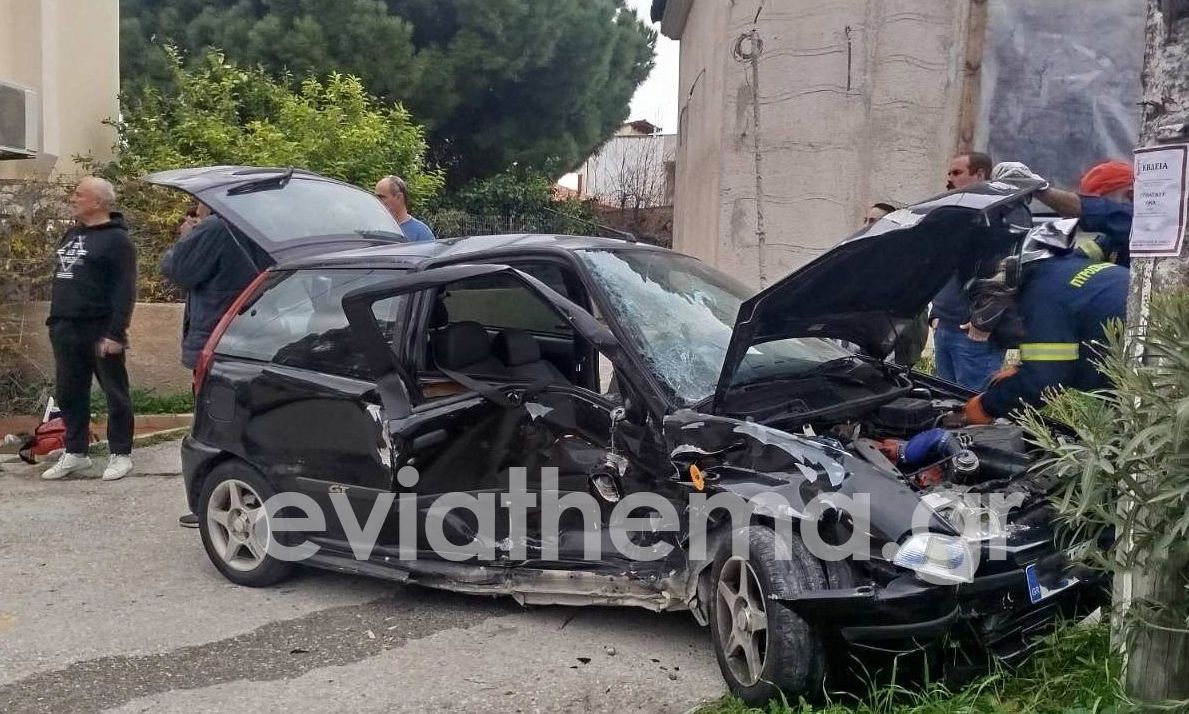 Εύβοια: Σφοδρή σύγκρουση δύο αυτοκινήτων στο Αλιβέρι – Εγκλωβισμένη στα συντρίμμια ηλικιωμένη