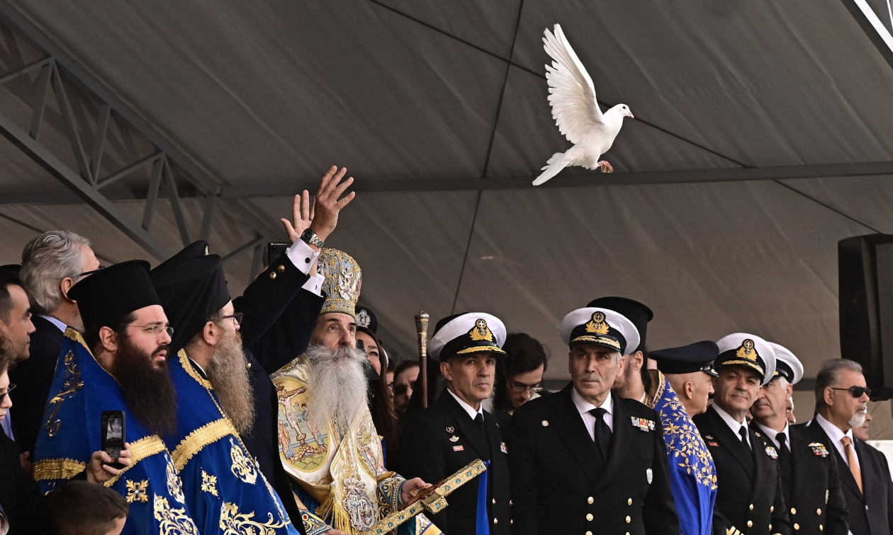 Θεοφάνια: LIVE η Αρχιεπισκοπική Θεία Λειτουργία από τον Πειραιά και η Κατάδυση του Τιμίου Σταυρού