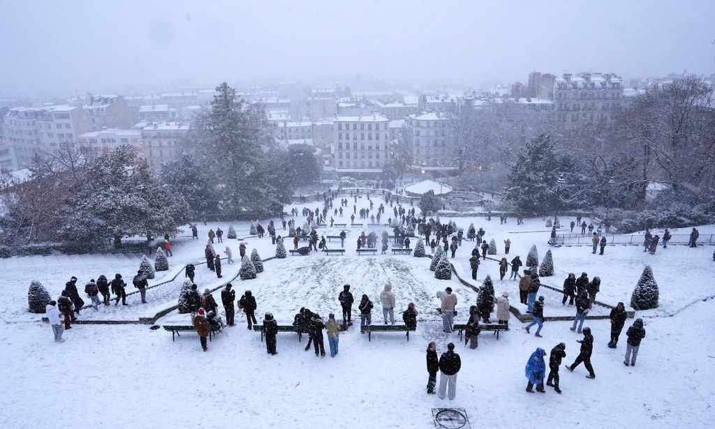 Εντυπωσιακές εικόνες από το χιονισμένο Παρίσι – Σε πίστα σκι μετατράπηκε η Μονμάρτη
