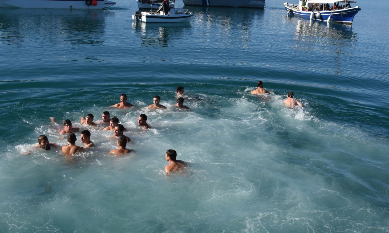 Θεοφάνια 2026: Απίστευτο σκηνικό στη Λεμεσό – Άνδρας βούτηξε, πήρε τον σταυρό και εξαφανίστηκε