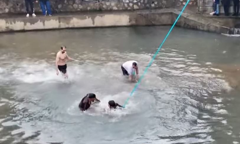 Θεοφάνια: Ένταση κατά τη ρίψη του σταυρού στα Τρίκαλα – «Όχι έτσι παιδιά», φώναζε ο Μητροπολίτης