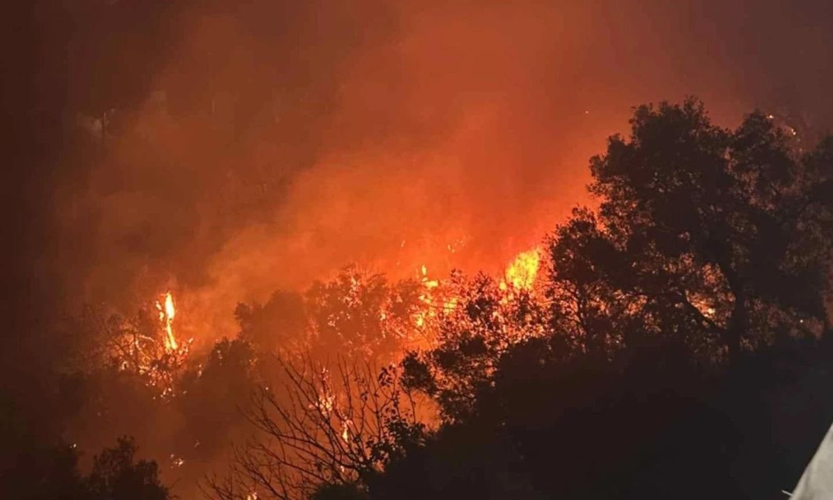 Κρήτη: Μεγάλη φωτιά στην Κίσσαμο – Πνέουν ισχυροί άνεμοι στην περιοχή