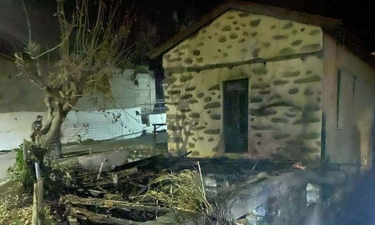 Χανιά: Υπό έλεγχο η φωτιά στο Κεφάλι Κισσάμου – Ζημιές σε εγκαταλελειμμένο κτήριο