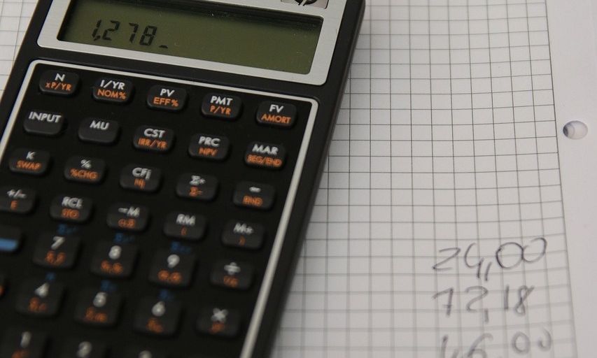 Ελεύθεροι επαγγελματίες: Πόσο θα επιβαρυνθούν φορολογικά από φέτος – Τι γίνεται με τα μπλοκάκια