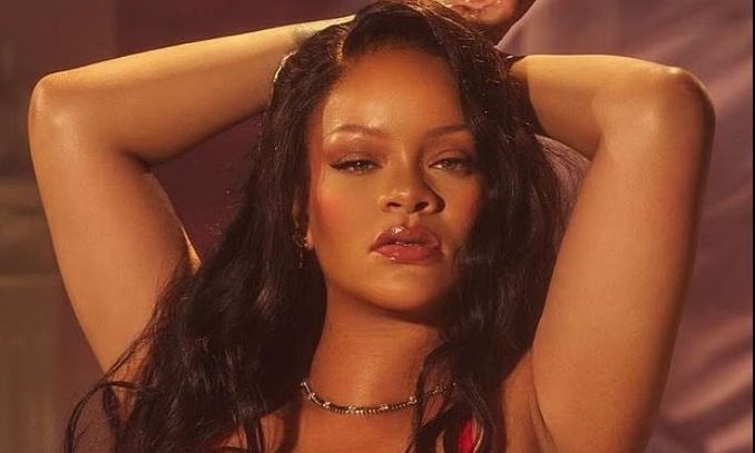 Rihanna: Μεταμφιέστηκε σε «Αφροδίτη» για τη γιορτή του Αγίου Βαλεντίνου