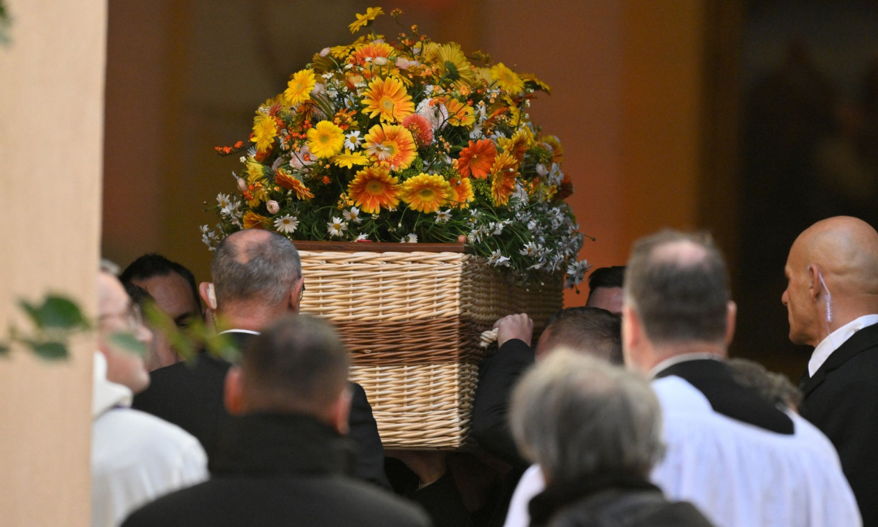 Σε κλίμα βαθιάς θλίψης η κηδεία της Μπριζίτ Μπαρντό – Δείτε βίντεο