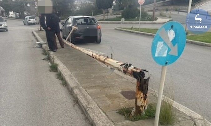 Έπεσε κολώνα φωτισμού στη Ρόδο – Χτύπησε εν κινήσει αυτοκίνητο