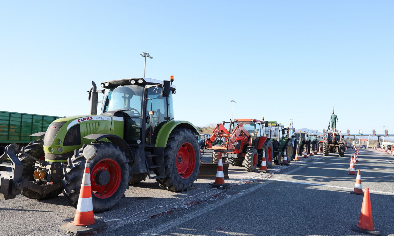 Αγρότες: 48ωρο «μπλακ άουτ» στην Ιόνια Οδό αποφάσισαν στο μπλόκο Αγγελόκαστρου στην Αιτωλοακαρνανία
