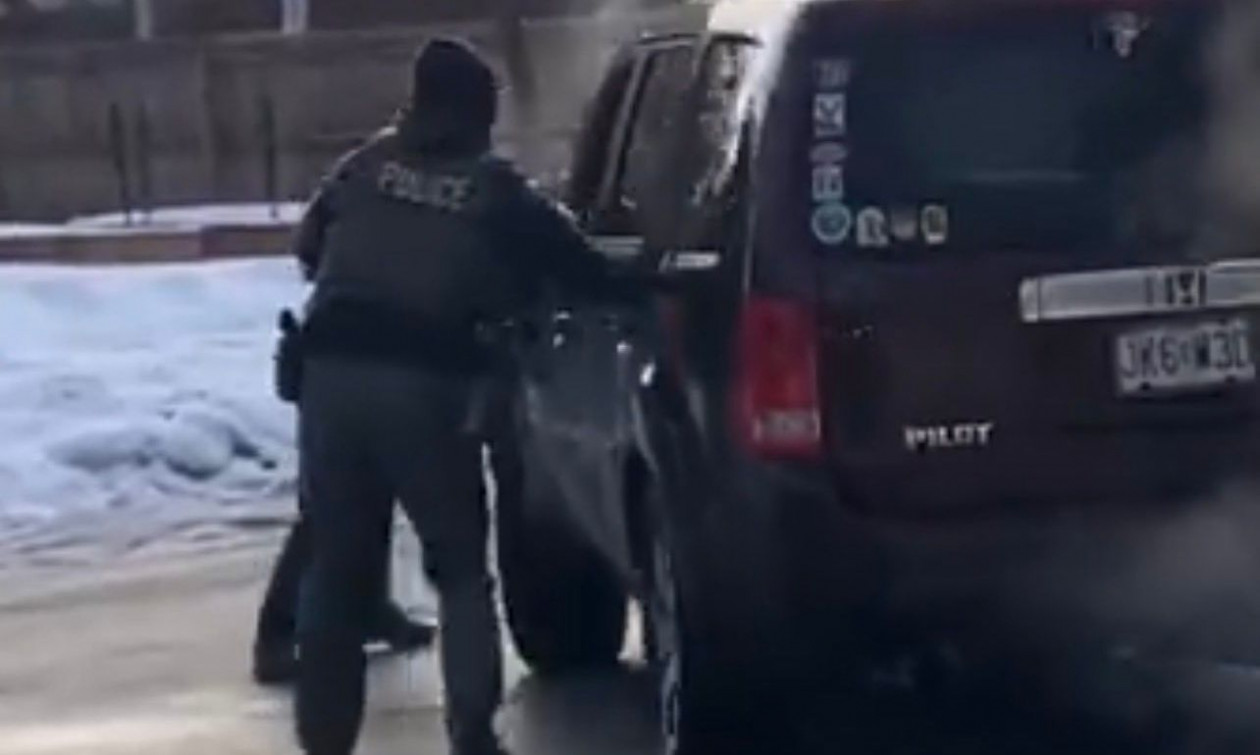 ΗΠΑ: Η στιγμή που πράκτορας της ICE πυροβολεί και σκοτώνει γυναίκα οδηγό  – Σκληρό βίντεο