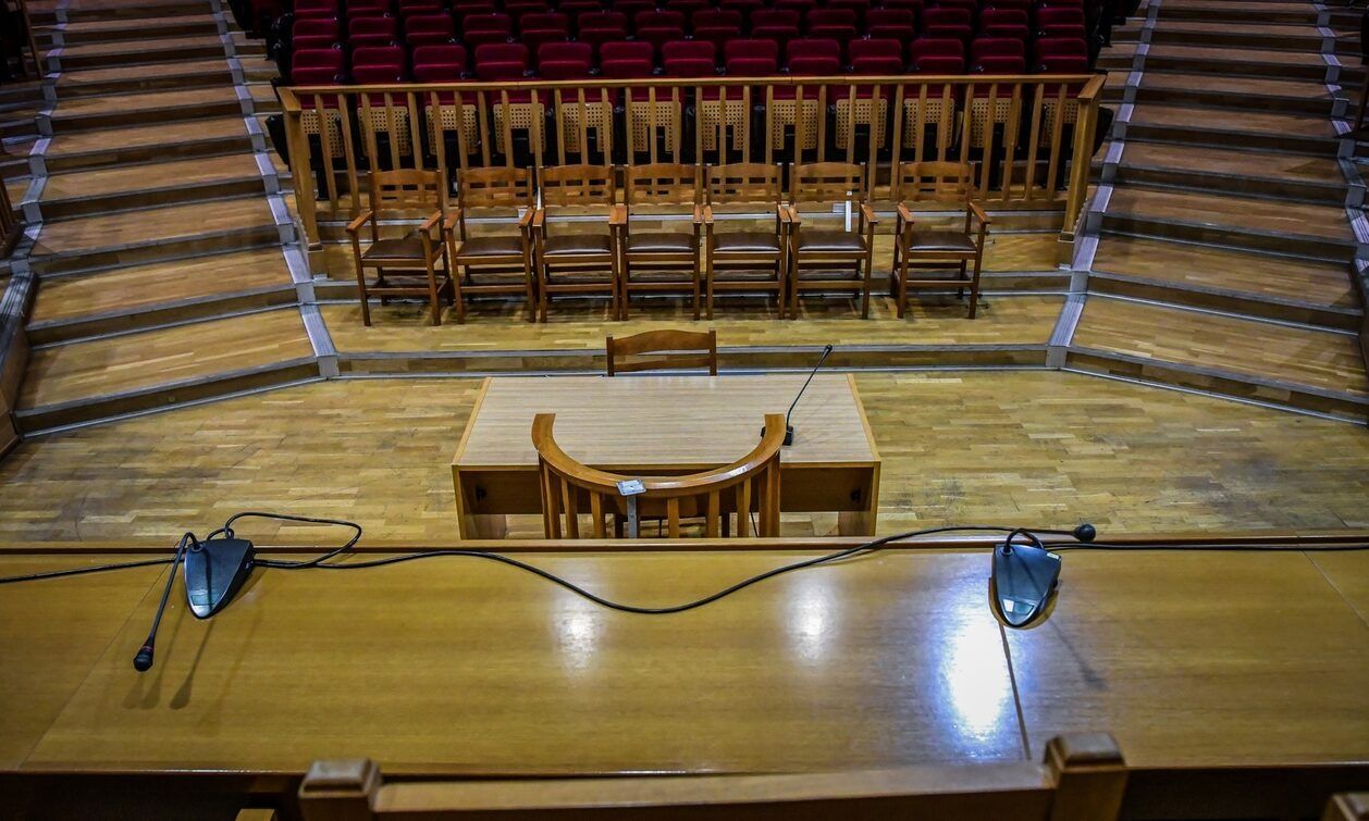 Ηράκλειο: Προφυλακίστηκε η 54χρονη που έβαλε φωτιά σε διαμέρισμα και προκάλεσε ζημιές σε οχήματα