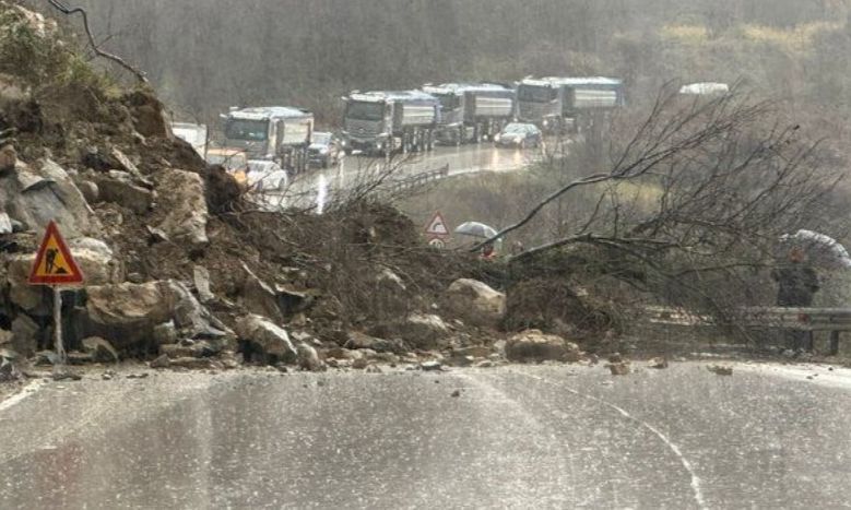 Κακοκαιρία: «Σάρωσε» την Αλβανία – Πότε θα «χτυπήσει» την Ήπειρο