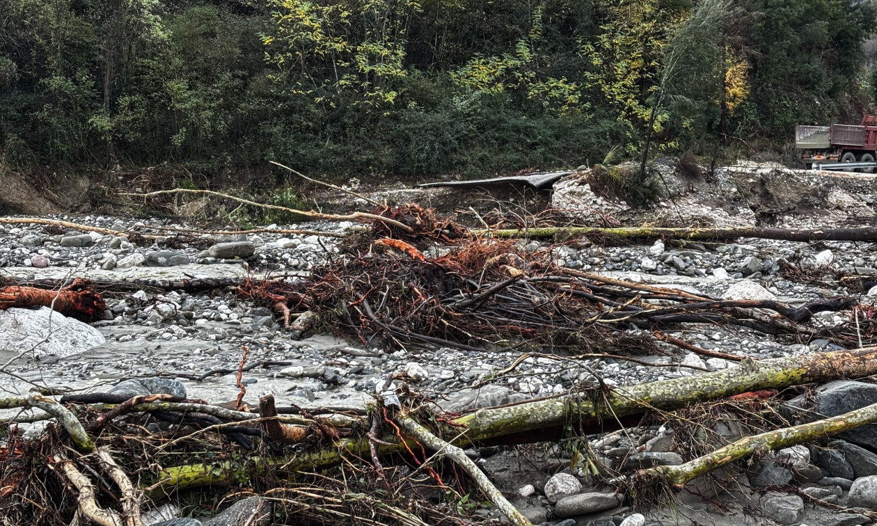 Κακοκαιρία: Μεγάλα προβλήματα σε δυτική Ελλάδα και Ήπειρο – Πλημμυρισμένοι δρόμοι και κατολισθήσεις