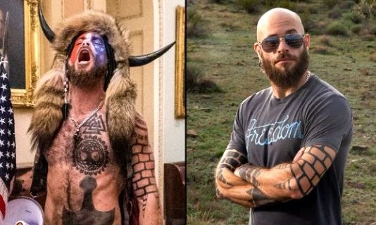 Ο Σαμάνος του QAnon τα βάζει τώρα με τον Τραμπ – Θέλει να γίνει κυβερνήτης της Αριζόνα