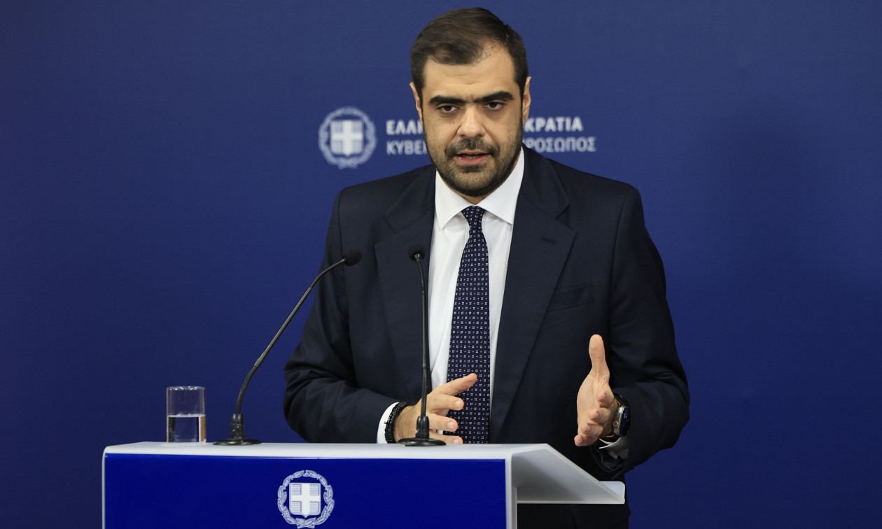 LIVE η ενημέρωση των πολιτικών συντακτών από τον κυβερνητικό εκπρόσωπο, Παύλο Μαρινάκη