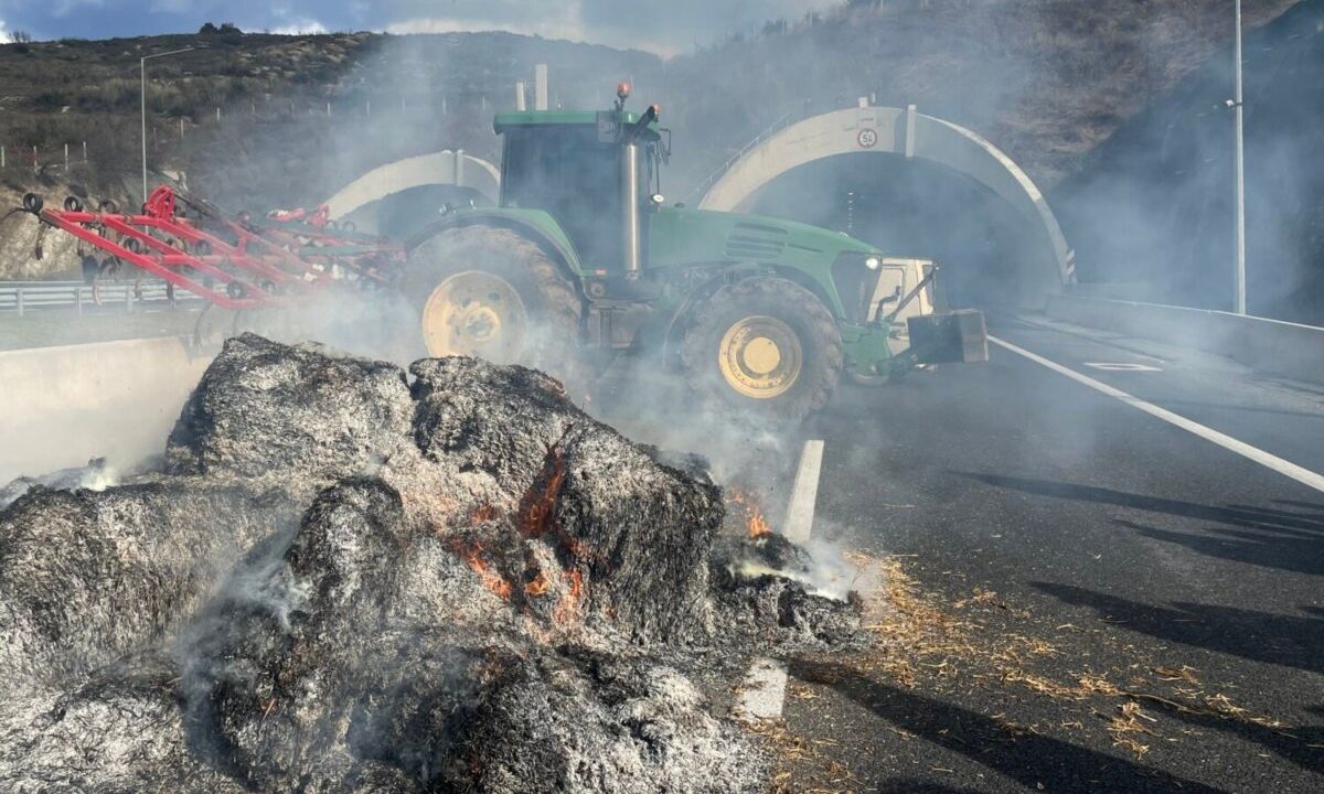 Στις σήραγγες των Τεμπών οι αγρότες, απέκλεισαν τον αυτοκινητόδρομο – Ξεκινά ο 48ωρος αποκλεισμός