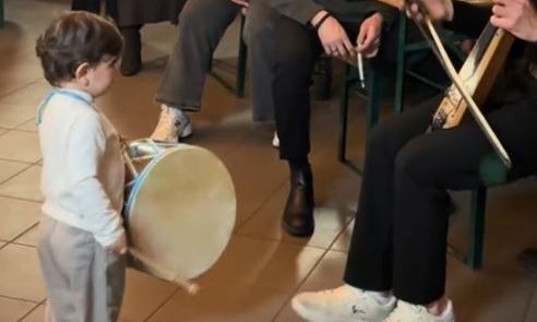 Το δίχρονο που ξεσήκωσε το TikTok με το νταούλι του – Δείτε βίντεο