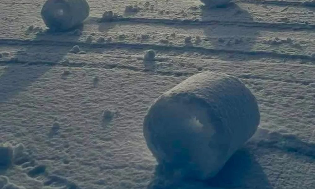 Το σπάνιο φαινόμενο που δημιουργεί φυσικούς κύλινδρους χιονιού