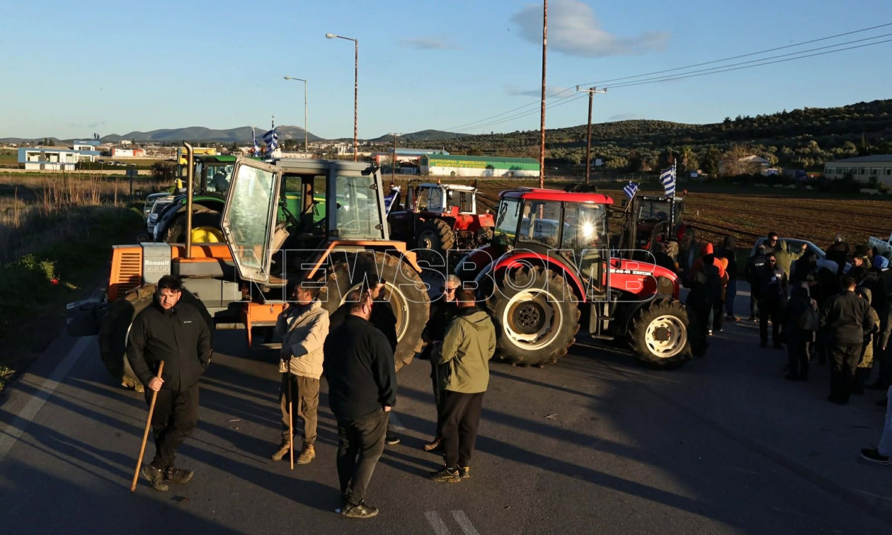 Αγροτικά μπλόκα: Τα τρακτέρ έκλεισαν την επαρχιακή οδό Θήβας – Λειβαδιάς