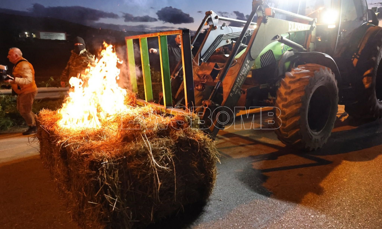 Ένταση στο μπλόκο της Θήβας – Έβαλαν φωτιά σε άχυρο – Η ΕΛ.ΑΣ. ζήτησε να ανοίξουν τον δρόμο