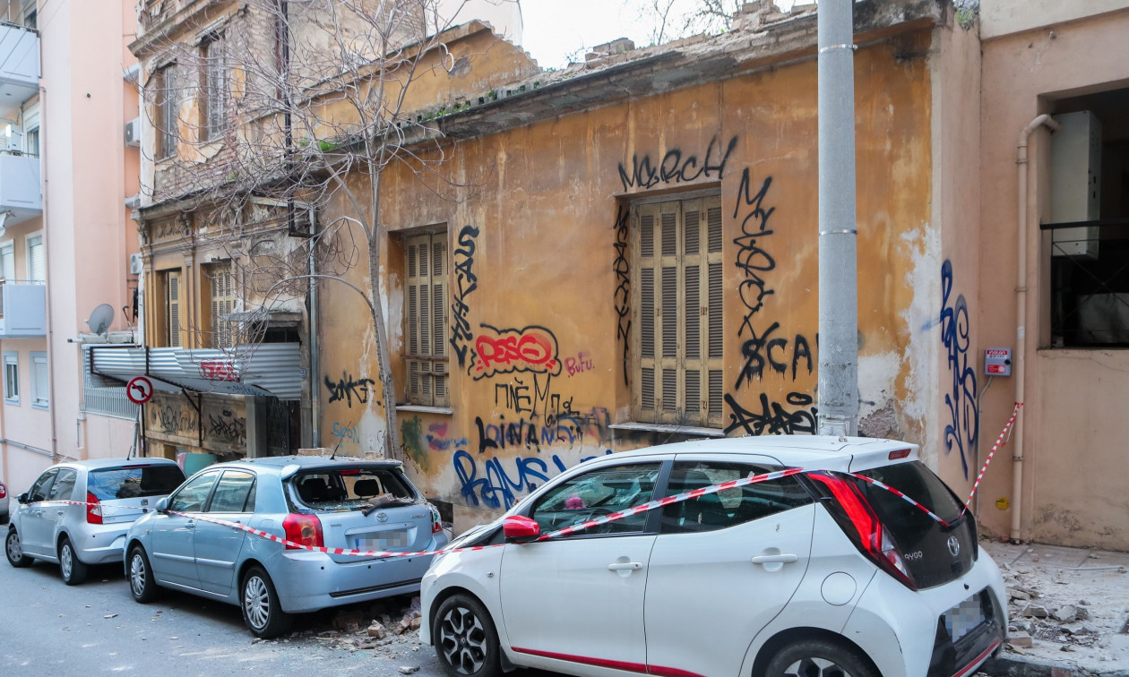 Νέος Κόσμος: Κατέρρευσε μαρκίζα στέγης και προκάλεσε ζημιές σε σταθμευμένα οχήματα