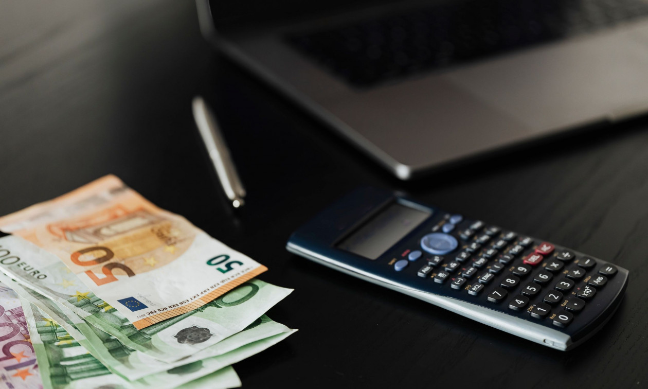 ΑΑΔΕ: Τα 25 σημαντικότερα έργα και δράσεις του 2025 – Υπέρβαση εσόδων άνω των 2 δισ. ευρώ 