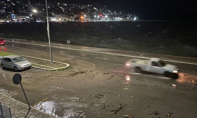 Πλημμύρισε η παραλιακή στην Αμφιλοχία – Η θάλασσα βγήκε στη στεριά