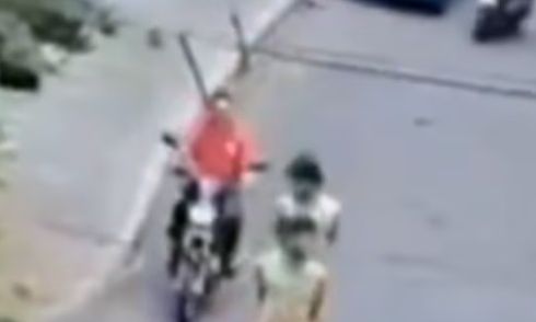 Απίστευτες εικόνες στην Κολομβία: Έγδυσαν και έβαψαν τους κλέφτες – Τους έβγαλαν στους δρόμους