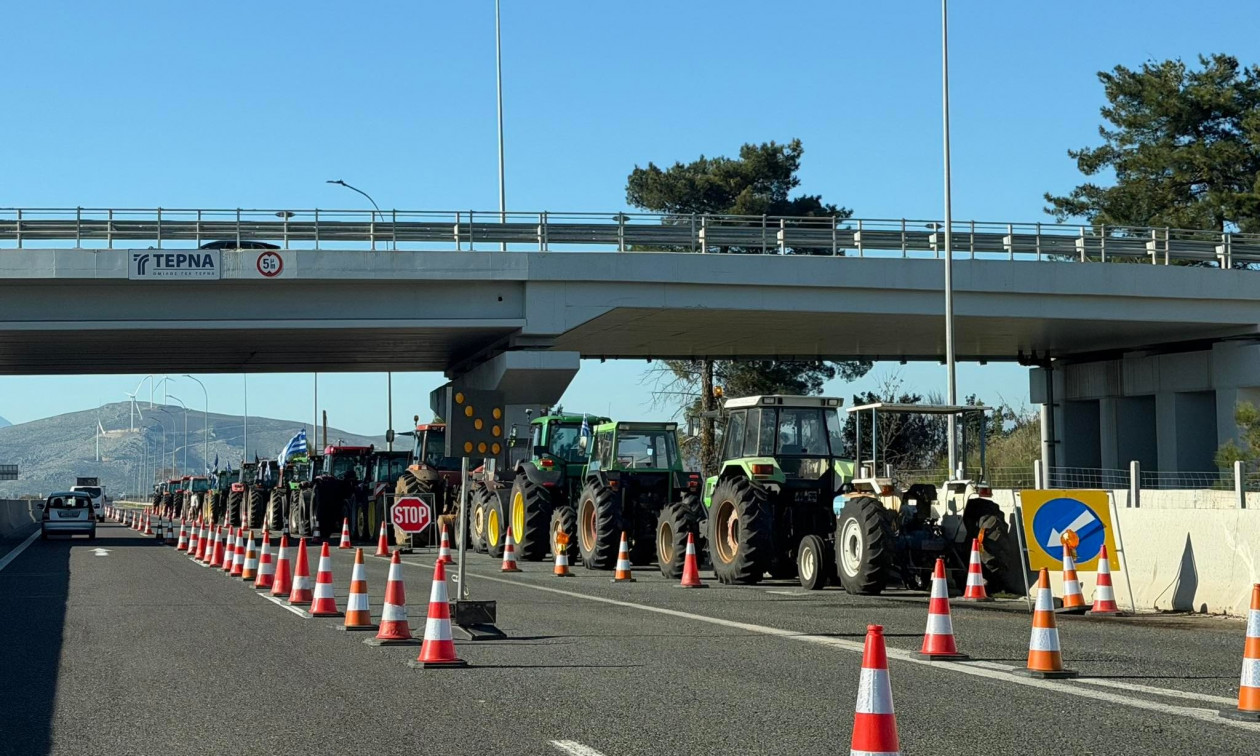 Αγρότες: Άνοιξε το μπλόκο στην παλιά εθνική οδό στη Θήβα – Κλειστό παραμένει το Κάστρο Βοιωτίας