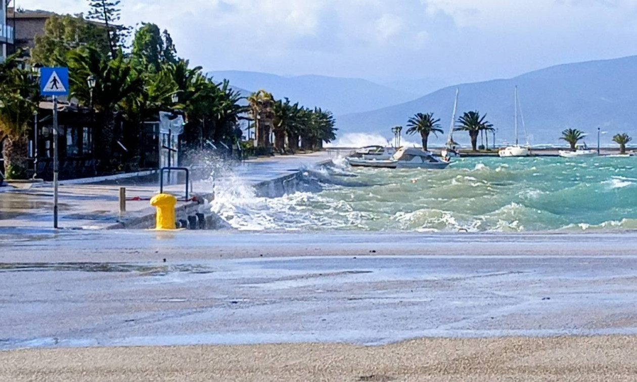 Ναύπλιο: Οι θυελλώδεις άνεμοι ανέβασαν τη θάλασσα στη στεριά – Βίντεο