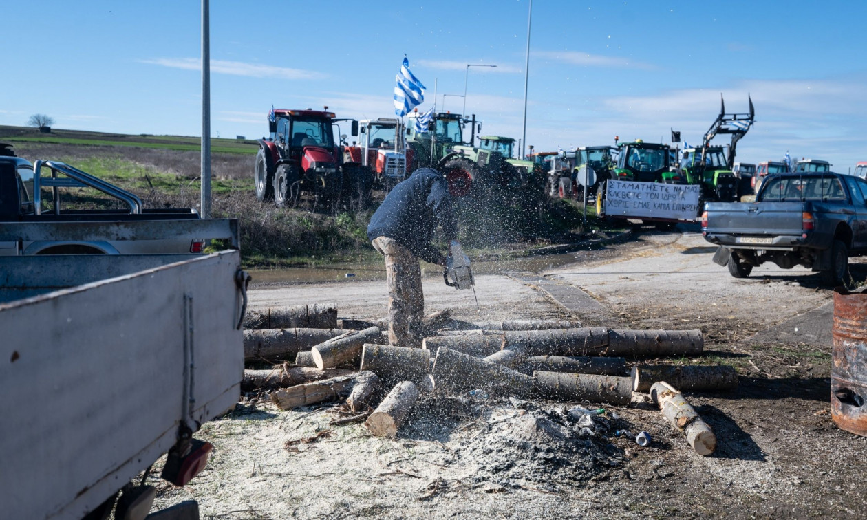 Αγρότες: «Ναι» στον ουσιαστικό διάλογο, αλλά παραμένουν τα τρακτέρ στους δρόμους