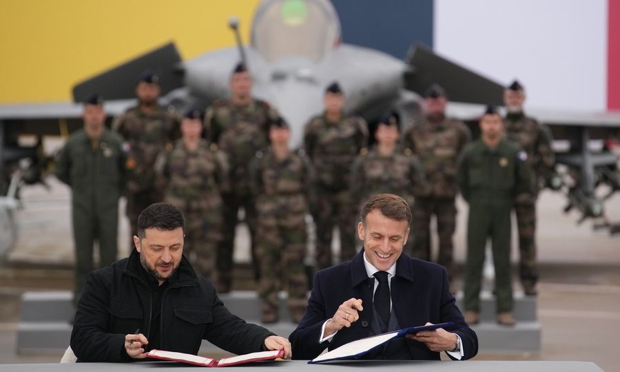 Ουκρανία: Η Γαλλία θα στείλει 6.000 στρατιώτες  – Μεντβέντεφ: Όχι στην πολυεθνική ηλίθιων ηγεμόνων