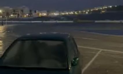 Τήνος: Συγκρούστηκαν αυτοκίνητα από τα κύματα στο λιμάνι – Βίντεο