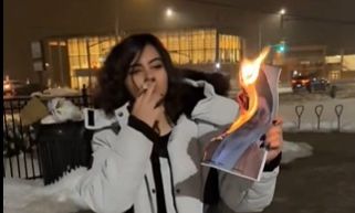 Viral το αναμμένο τσιγάρο με τη φωτογραφία του Χαμενεΐ: το μήνυμα αλληλεγγύης των γυναικών