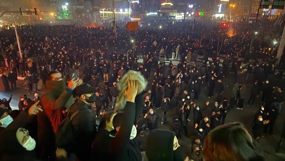 «Νύχτα τρόμου» στο Ιράν: Εκατοντάδες χιλιάδες στους δρόμους – Συγκρούσεις και εκατόμβη νεκρών